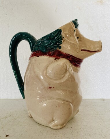 pichet en faïence des moulins d'Orchies thèmes le cochon . XX siècle .