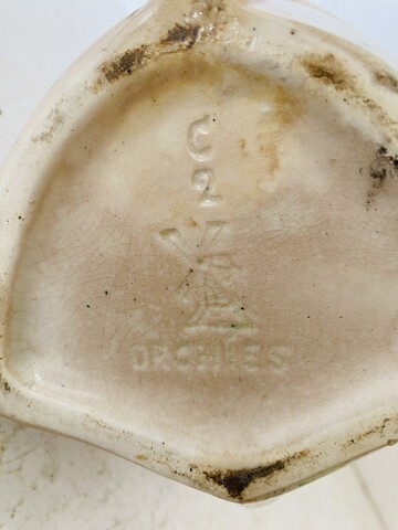 pichet en faïence des moulins d'Orchies thèmes le cochon . XX siècle .