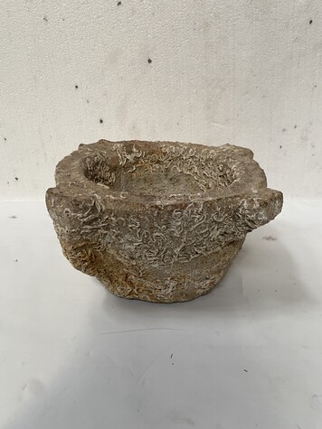 pilon mortier en pierre finement sculpté comportant bec verseur . XVIII siècle .