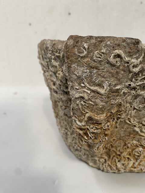 pilon mortier en pierre finement sculpté comportant bec verseur . XVIII siècle .