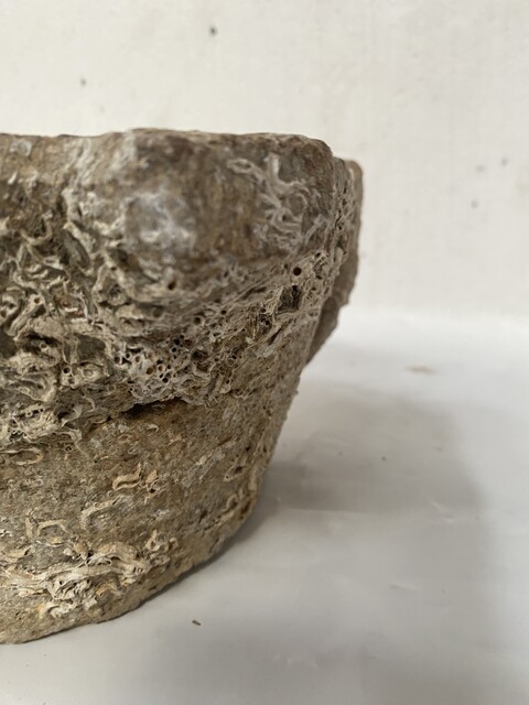 pilon mortier en pierre finement sculpté comportant bec verseur . XVIII siècle .