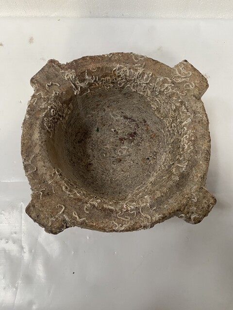 pilon mortier en pierre finement sculpté comportant bec verseur . XVIII siècle .