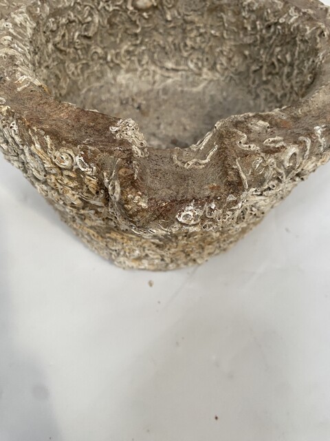 pilon mortier en pierre finement sculpté comportant bec verseur . XVIII siècle .