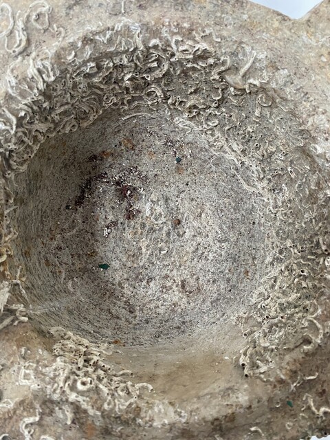 pilon mortier en pierre finement sculpté comportant bec verseur . XVIII siècle .