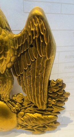 plaque aigle et son foudre en laiton repoussé . XX siècle .