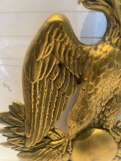 plaque aigle et son foudre en laiton repoussé . XX siècle .