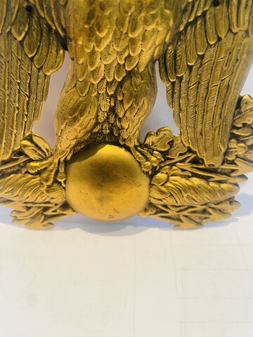 plaque aigle et son foudre en laiton repoussé . XX siècle .