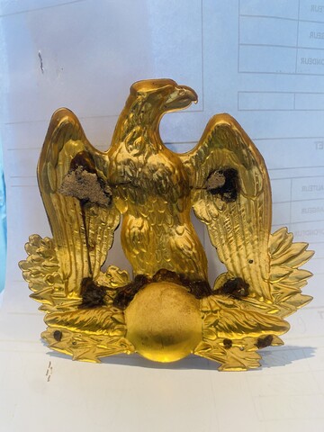 plaque aigle et son foudre en laiton repoussé . XX siècle .