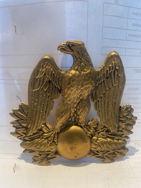 plaque aigle et son foudre en laiton repoussé . XX siècle .