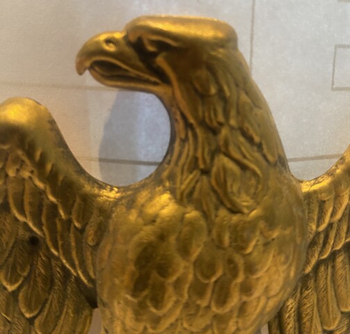 plaque aigle et son foudre en laiton repoussé . XX siècle .