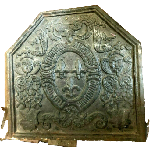 Plaque de cheminée en fonte de fer décor de fleurs de lys . XIX siècle .