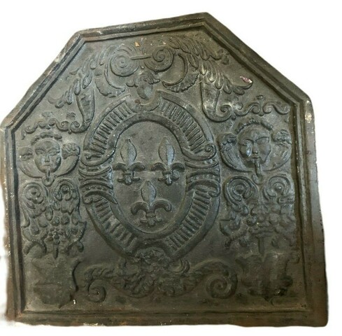 Plaque de cheminée en fonte de fer décor de fleurs de lys . XIX siècle .