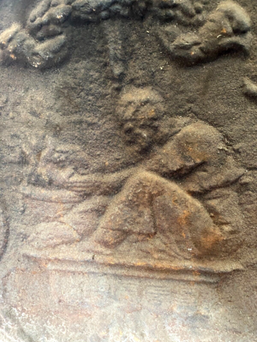 plaque de cheminée en fonte de fer décor de homme sage . XIX siècle .