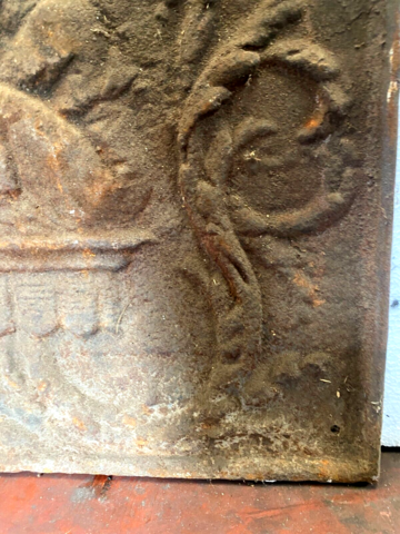 plaque de cheminée en fonte de fer décor de homme sage . XIX siècle .