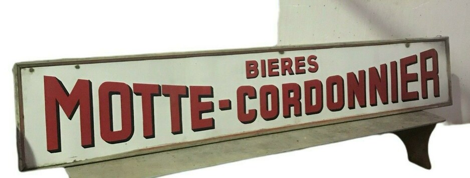 Plaque émaillée fond blanc a décor rouge 