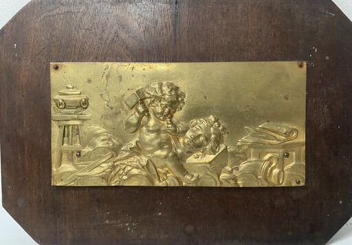 plaque en bronze doré décor à l'antique sur cadre en bois . XIX siècle .