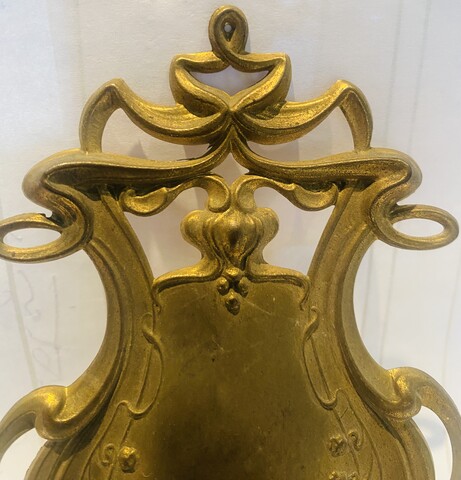 plaque époque art nouveau en laiton doré repoussé . XX siècle .