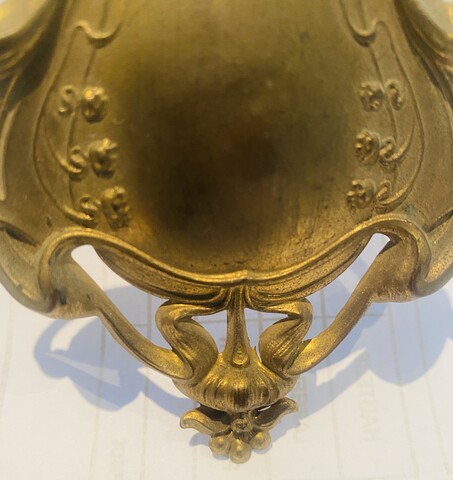 plaque époque art nouveau en laiton doré repoussé . XX siècle .