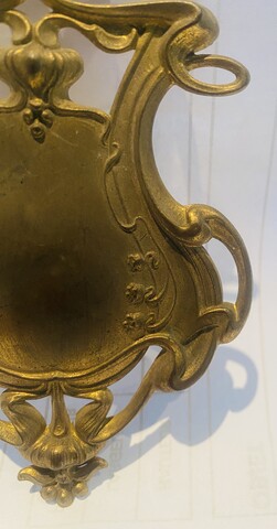 plaque époque art nouveau en laiton doré repoussé . XX siècle .