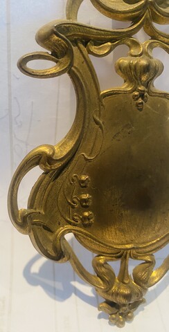 plaque époque art nouveau en laiton doré repoussé . XX siècle .