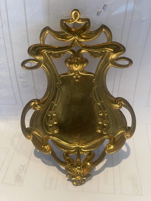 plaque époque art nouveau en laiton doré repoussé . XX siècle .