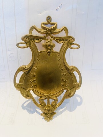 plaque époque art nouveau en laiton doré repoussé . XX siècle .