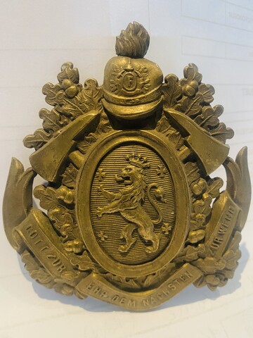 plaque lions couronné en laiton doré repoussé . XX siècle .