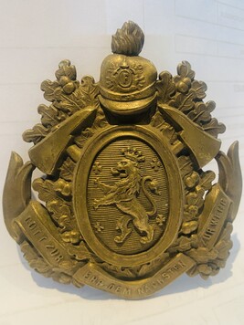 plaque lions couronné en laiton doré repoussé . XX siècle .