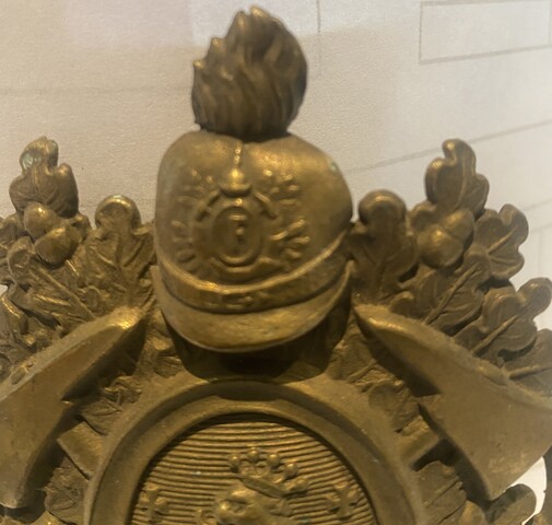 plaque lions couronné en laiton doré repoussé . XX siècle .