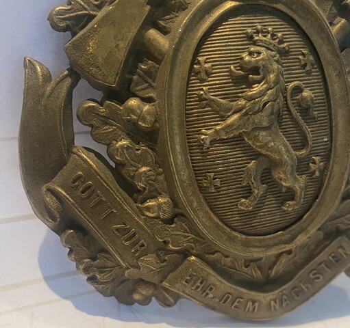 plaque lions couronné en laiton doré repoussé . XX siècle .