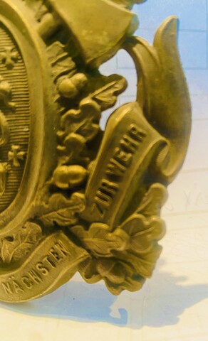 plaque lions couronné en laiton doré repoussé . XX siècle .