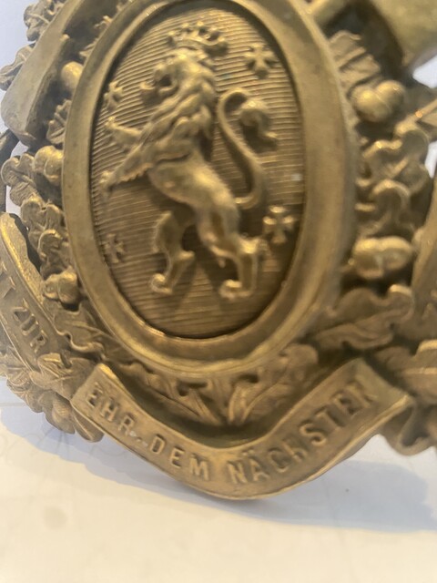 plaque lions couronné en laiton doré repoussé . XX siècle .