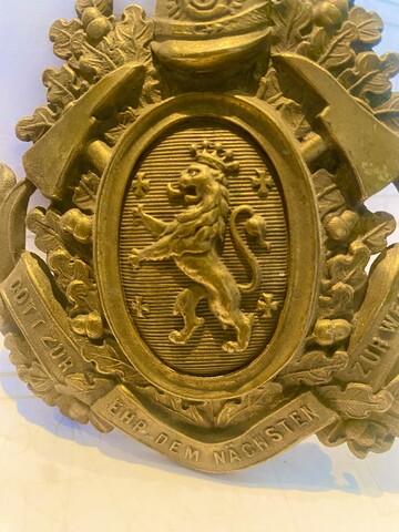 plaque lions couronné en laiton doré repoussé . XX siècle .