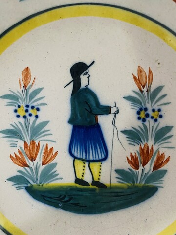 plat creux à bord en godron en faïence de Quimper marque HR . XX siècle .