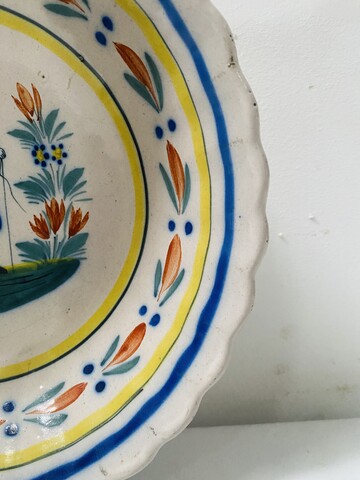 plat creux à bord en godron en faïence de Quimper marque HR . XX siècle .