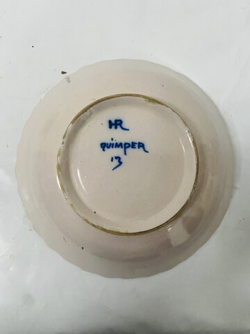 plat creux à bord en godron en faïence de Quimper marque HR . XX siècle .