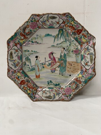 plat octogonale en porcelaine polychrome à décor de personnages . XIX siècle .