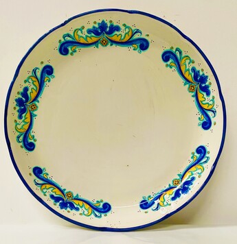 plat rond en faïence Italienne à décor floral à dominante bleu . XX siècle .