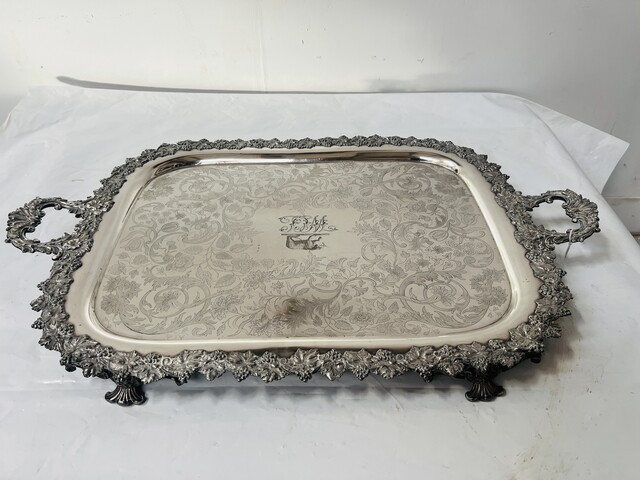 plateau à desservir en métal argenté finement ciselé de la fin du. XIX siècle .