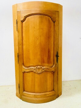 Porte arrondie double face en chêne massif finement sculpté . XIX siècle .