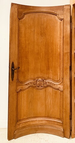 Porte arrondie double face en chêne massif finement sculpté . XIX siècle .