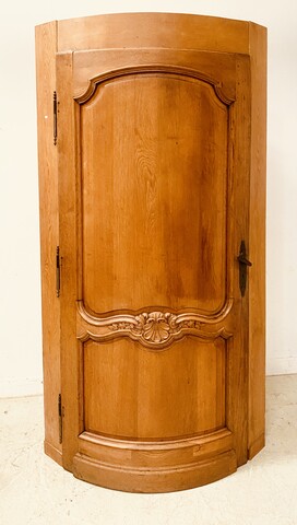 Porte arrondie double face en chêne massif finement sculpté . XIX siècle .