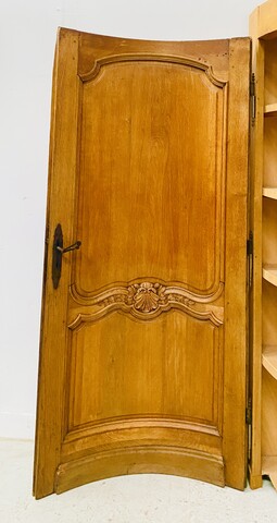 Porte arrondie double face en chêne massif finement sculpté . XIX siècle .