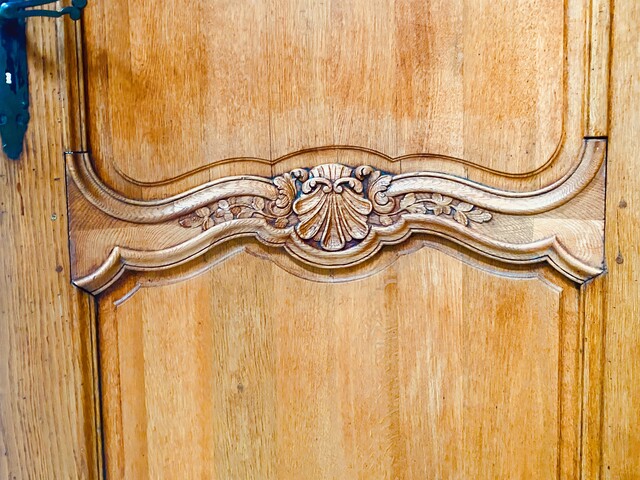 Porte arrondie double face en chêne massif finement sculpté . XIX siècle .