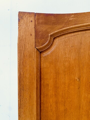 Porte arrondie double face en chêne massif finement sculpté . XIX siècle .