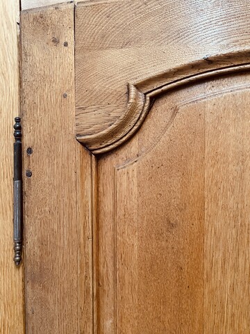 Porte arrondie double face en chêne massif finement sculpté . XIX siècle .