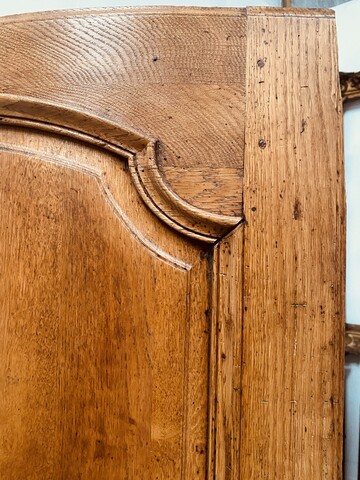 Porte arrondie double face en chêne massif finement sculpté . XIX siècle .