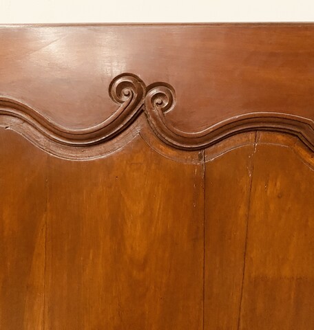 porte en merisier massif à encadrement finement sculptée . XVIII siècle .