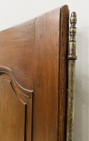 porte en merisier massif à encadrement finement sculptée . XVIII siècle .