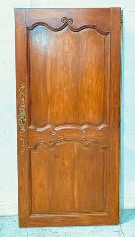 porte en merisier massif à encadrement finement sculptée . XVIII siècle .